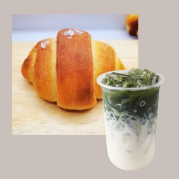 มัทฉะลาเต้ + ขนมปังเกลือยีสต์ธรรมชาติ