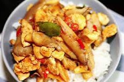 ผัดพริกแกงเห็ดรวมราดข้าว