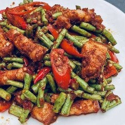 ผัดพริกแกงหมูกรอบราดข้าว