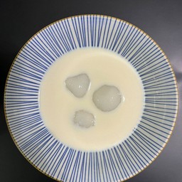 นมสดบัวลอยไส้งาดำ