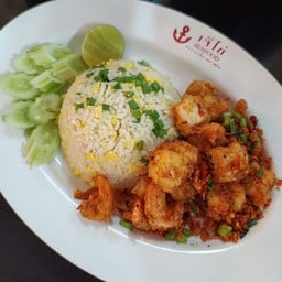 ข้าวผัดไข่กุ้งทอดกระเทียมเผ็ด
