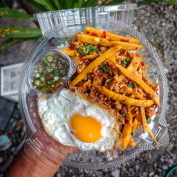 กะเพราหมูสับใส่หน่อไม้ + ไข่ดาว