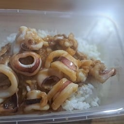 ข้าวราดหมึกกระเทียม