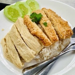 [อร่อยซ่ากับโค้ก] ข้าวมันไก่ต้ม + ไก่ทอด (มังสวิรัติ,เจ) +  โค้ก ไม่มีน้ำตาล (กระป๋อง) 