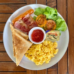 Scrambled eggs breakfast (อาหารเช้าไข่คน)