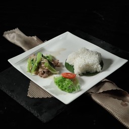 หมูผัดพริกหยวกข้าวราด