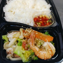 ผัดบล็อกโคลี่กุ้งราดข้าว