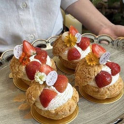 Strawberry Choux Cream - สตอเบอรี่ชูว์ครีม
