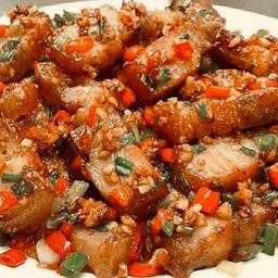 ข้าวราดหมูกรอบคั่วพริกเกลือ