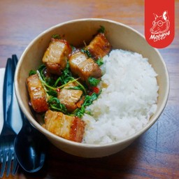 กะเพราหมูกรอบราดข้าว