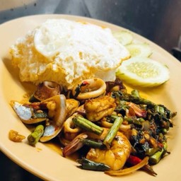 ข้าวกระเพาทะเล
