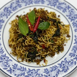 มาม่าผัดกะเพราหมูสับ