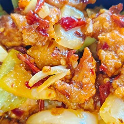 ข้าวผัดพริกเผาหมูทอด