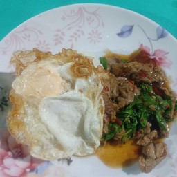 ข้าวกระเพาเนื้อไข่ดาว