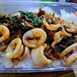 ข้าวราดกระเพราปลาหมึก