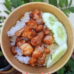 สามชั้นทอดน้ำปลา (ราดข้าว)