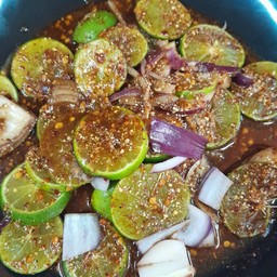 ยำมะนาวปลาร้าข้าวคั่ว