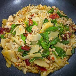 ข้าวกระเพราหมูหน่อไม้ดอง