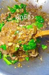 ผัดชิอิ้วหมูกรอบ