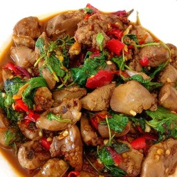 กระเพราเครื่องในไก่ตับหัวใจ(กับข้าว)