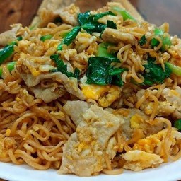 ผัดมาม่าหมู,ไก่