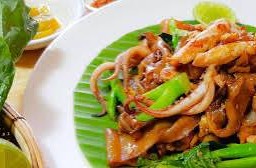 ผัดซีอิ้วปลาหมึก