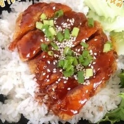 ข้าวไก่กรอบซอสเผ็ดเกาหลี
