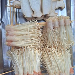 เบคอนพันเห็ดเข็มทอง