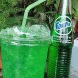 น้ำเขียวใส่น้ำแข็ง