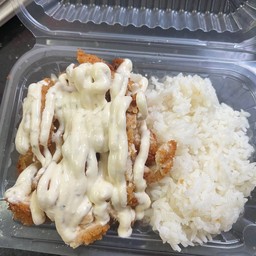 ข้าวไก่กรอบซอสซาวครีม