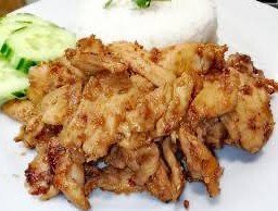 ข้าวไก่กระเทียมพริกไทย