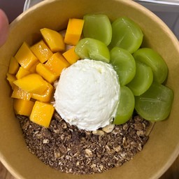 กรีกโยเกิร์ต1scoop mango+ Muscat grapes+granola