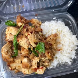ข้าวไก่กรอบกะเพรา