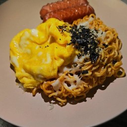 นิชชินรสไก่เผ็ดเกาหลีชีส+ไข่ข้น+ชีส+ไส้กรอก+สาหร่าย