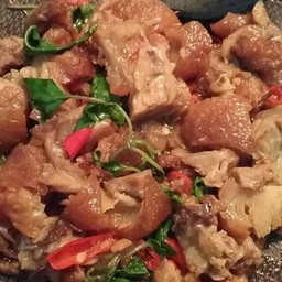 Stir-fried Thin Rice Noodles with Braised Pork Trotter and Holy Basil
Cheese 九层塔炒猪蹄米粉 เส้นเล็กคากิผัดกระเพรา