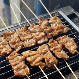 [อร่อยซ่ากับโค้ก] (ชุดหมูปิ้งโบราณ เนื้อหมูล้วนๆ 10 ไม้ ข้าวเหนียว 2 ห่อ) +  โค้ก ออริจินัล (กระป๋อง)