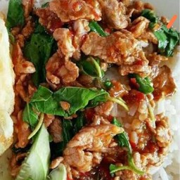 ข้าวราดกระเพราหมูชิ้น