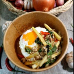 ข้าวกะเพราหมูสับหน่อไม้