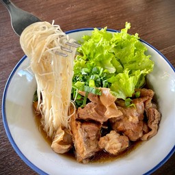 ก๋วยเตี๋ยวซี่โครงหมูตุ๋น