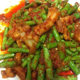 ผัดพริกแกงแดงถั่วราดข้าว