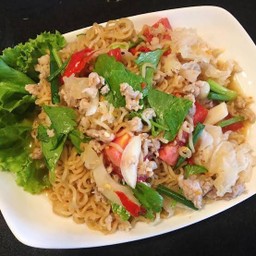 ยำมาม่าหมูสับ