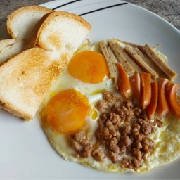 ไข่กระทะ กับขนมปังปิ้ง