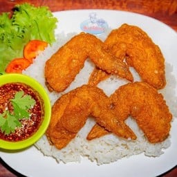 ข้าวปีกไก่ทอดนำ้ปลา  ( ปีกไก่ 3 ชิ้น )