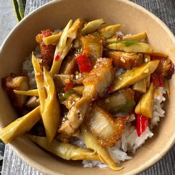 ข้าวหน่อไม้ผัดหมูกรอบ