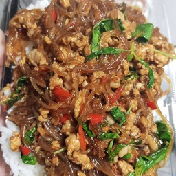 กระเพราวุ้นเส้นหมูสับราดข้าว