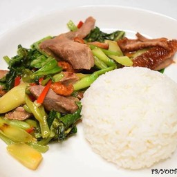 ผัดคะน้า ราดข้าว