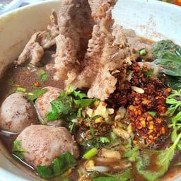 ข้าวหน้าหมูแดง,หมูกรอบ,ลูกชิ้นหมูก๋วยเตี๋ยวโฮเด้ง นาเกลือ 17/1