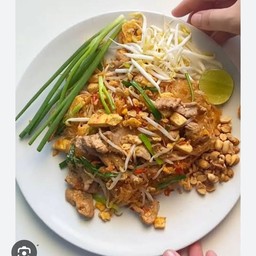 ผัดไทยหมูพิเศษ