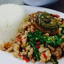 กระเพราหมูสับไข่เยี่ยวม้า