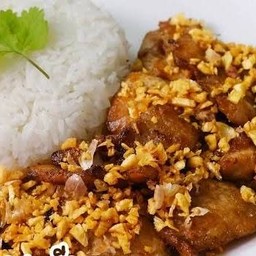 ข้าวหมูกระเทียมพริกไทย